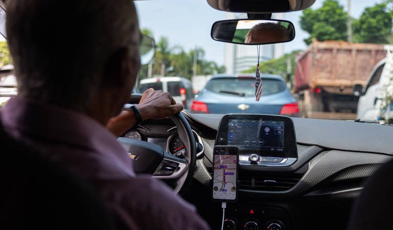 A proposta do governo que regulamenta o trabalho de motoristas de aplicativos é adequada? SIM