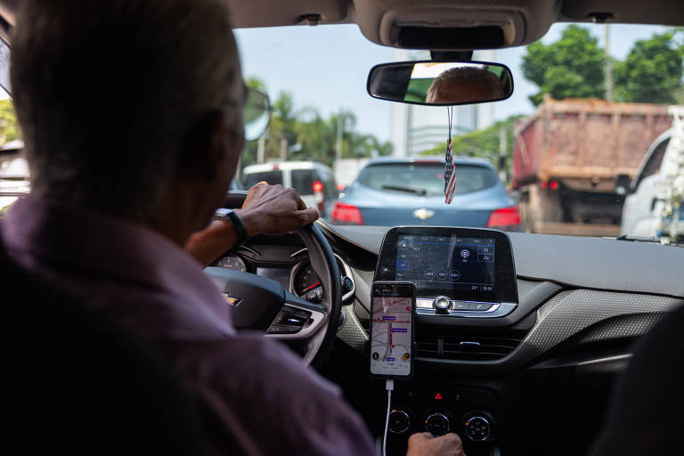 A proposta do governo que regulamenta o trabalho de motoristas de aplicativos é adequada? SIM