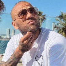 Condenado e em liberdade provisória, Daniel Alves marca futebol via app em Barcelona e é tietado